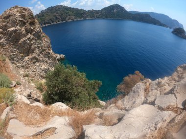 Icmeler Körfezi, Ege ve Akdeniz manzaralı. Türkiye 'nin Marmaris tatil beldesi. Yaz tatili ya da güneşli bir günde deniz kıyısında hafta sonu. dinlenme yeri Türk kıyıları. Üst düzey Türk tatil beldeleri.
