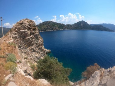 Icmeler Körfezi, Ege ve Akdeniz manzaralı. Türkiye 'nin Marmaris tatil beldesi. Yaz tatili ya da güneşli bir günde deniz kıyısında hafta sonu. dinlenme yeri Türk kıyıları. Üst düzey Türk tatil beldeleri.