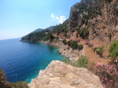 Icmeler Körfezi, Ege ve Akdeniz manzaralı. Türkiye 'nin Marmaris tatil beldesi. Yaz tatili ya da güneşli bir günde deniz kıyısında hafta sonu. dinlenme yeri Türk kıyıları. Üst düzey Türk tatil beldeleri.