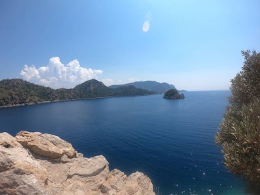 Icmeler Körfezi, Ege ve Akdeniz manzaralı. Türkiye 'nin Marmaris tatil beldesi. Yaz tatili ya da güneşli bir günde deniz kıyısında hafta sonu. dinlenme yeri Türk kıyıları. Üst düzey Türk tatil beldeleri.