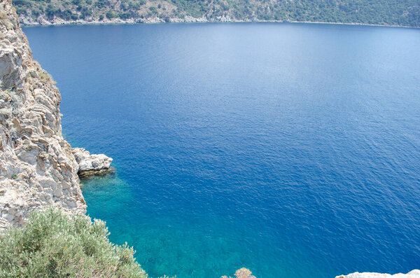 Эгейское море пейзаж вид на воду и скалы гор