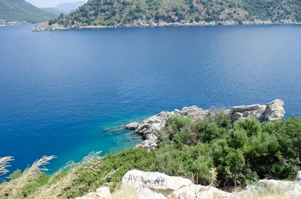 Ege Denizi manzarası su ve uçurum dağları