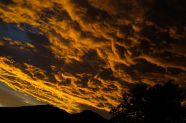 Sarı altın bulutlar gökyüzünde Akşam dağlarda