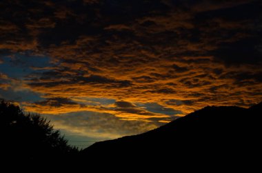 Sarı altın bulutlar gökyüzünde Akşam dağlarda