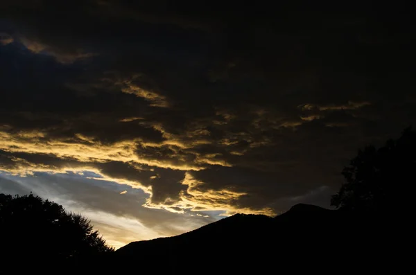 Nubes Oro Amarillo Cielo Atardecer Las Montañas — Foto de Stock
