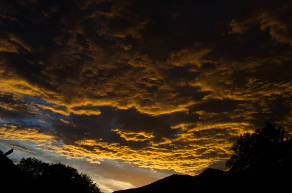 Nuvens Ouro Amarelo Céu Noite Nas Montanhas — Fotografia de Stock