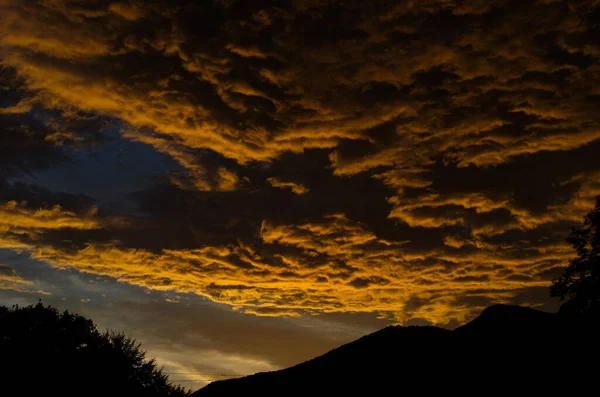 Gelbgoldene Wolken Himmel Abend Den Bergen — Stockfoto