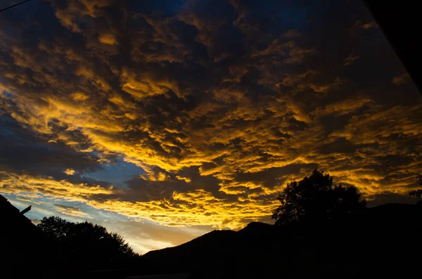 Nuvens Ouro Amarelo Céu Noite Nas Montanhas — Fotografia de Stock