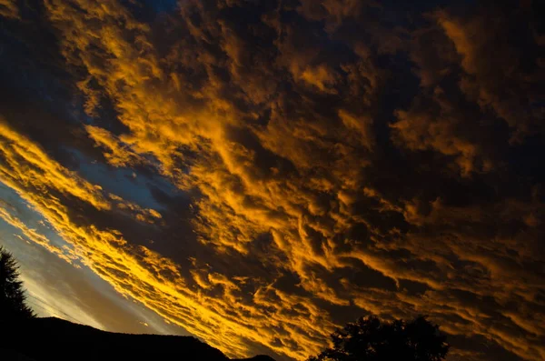 Nuvens Ouro Amarelo Céu Noite Nas Montanhas — Fotografia de Stock