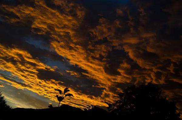 Желтые Золотые Облака Небе Вечером Горах — стоковое фото
