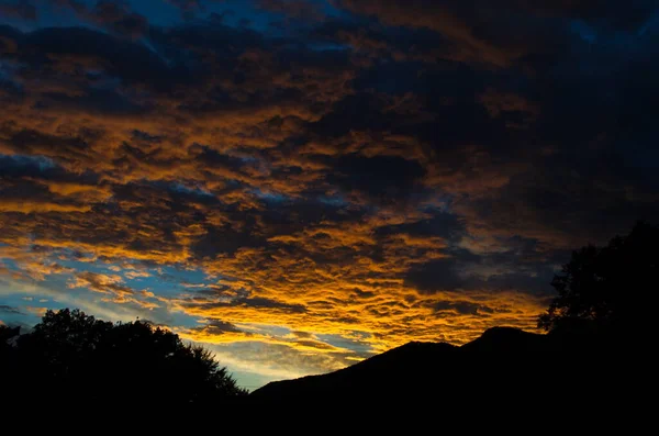 Gelbgoldene Wolken Himmel Abend Den Bergen — Stockfoto