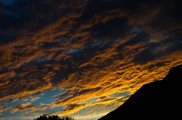 Sarı altın bulutlar gökyüzünde Akşam dağlarda
