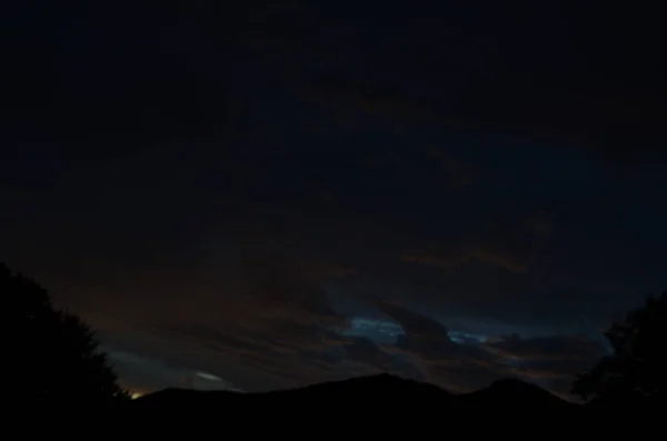 Желтые Золотые Облака Небе Вечером Горах — стоковое фото