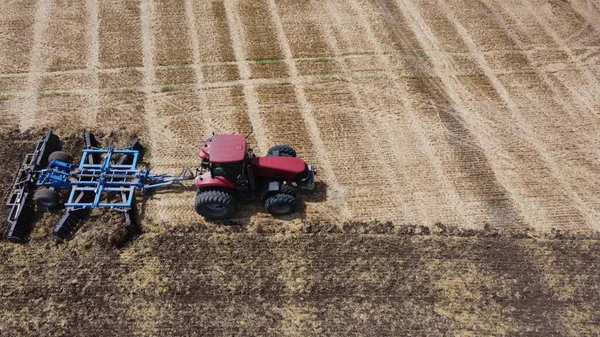 Vista Aerea Del Trattore Combinare Lavori Mietitrebbia Campo Agricoltura Industriale — Foto Stock