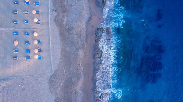 해변을 청소하고 바위를 입구에서 수영하는 사람들로 해안선 — 스톡 사진