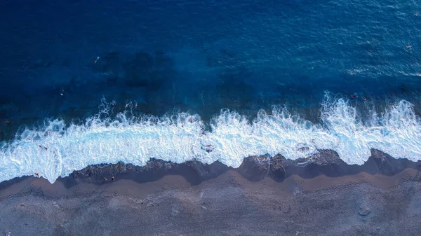 Luchtfoto Van Een Kustlijn Met Opgeruimd Strand Mensen Die Zwemmen — Stockfoto