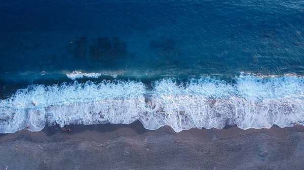 海滨的空气 海滩清洁干净 人们在石头切割的入口游泳 — 图库照片