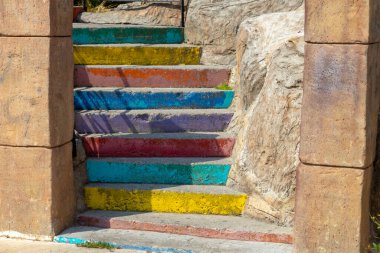 Güneydeki gökkuşağı renkli merdiven boşluğu. Kariyer ve iş stratejisi kavramı