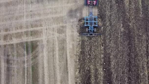 Roter Traktor Mit Eggen Bereitet Das Ackerland Für Die Pflanzung — Stockvideo