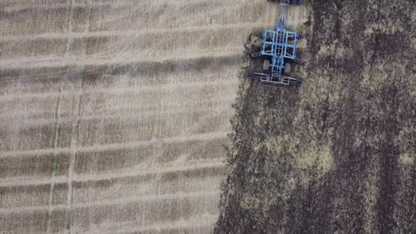 Trattore Rosso Con Erpici Prepara Terreno Agricolo Semina Drone Vista — Video Stock