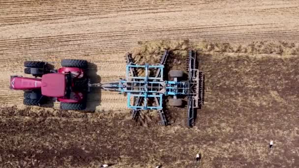 Czerwony Ciągnik Broną Przygotowuje Grunty Rolne Uprawy Widok Lotu Ptaka — Wideo stockowe