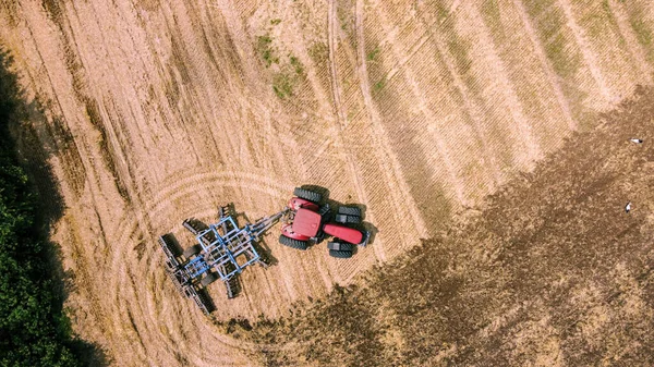 Letecký Pohled Traktor Nebo Kombajn Pracuje Terénu Průmyslové Zemědělství — Stock fotografie