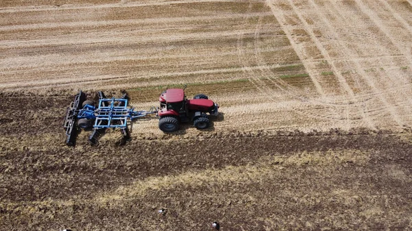 Widok Lotu Ptaka Ciągnika Lub Kombajn Zbożowy Działa Terenie Rolnictwo — Zdjęcie stockowe