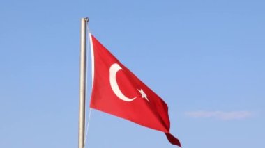 Türkiye bayrağı rüzgarda dalgalanıyor  