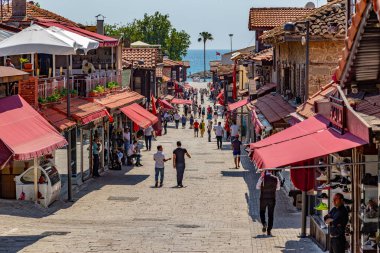 19 Mayıs 2019 - Taraflar, Türkiye: Antik kentin ana caddelerinden birinde yürüyor. Side, Antalya ilinin Akdeniz kıyısında yer alan bir tatil beldesi.