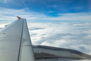 Gün batımında uçak penceresinden bakın. Uçma ve seyahat konsepti