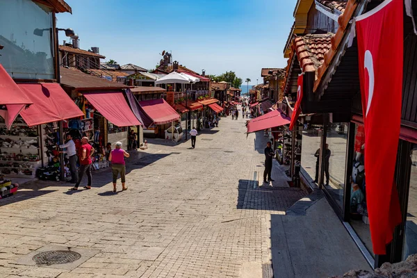 19 Mayıs 2019 - Taraflar, Türkiye: Antik kentin ana caddelerinden birinde yürüyor. Side, Antalya ilinin Akdeniz kıyısında yer alan bir tatil beldesi.