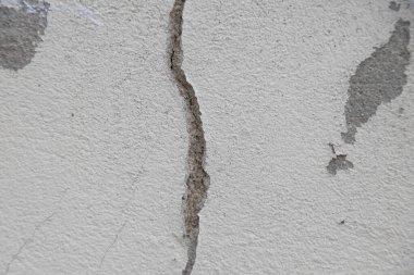 Çizikler, çatlaklar ve göçüklerle dolu beton duvarlar.