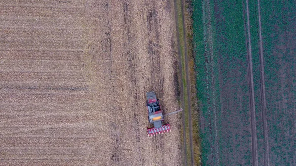 トウモロコシの収穫を収集しながら 赤い収穫機で空中の景色 — ストック写真