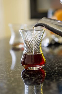 Evde Chai adında Türk çayı yapıyorum.
