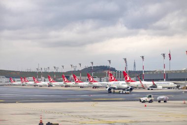 06 Kasım 2020 - İstanbul, Türkiye: Türk Hava Yolları yolcu jetleri Türkiye 'nin en büyük havaalanında yolcu alımına hazır bekliyor