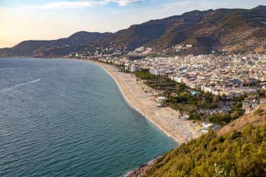 Batı Alanya, Türkiye yüksek çözünürlüklü bir panoramayla Alanya Kalesi 'nden ve ünlü Kleopatra plajından izleniyor.