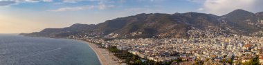 Batı Alanya, Türkiye yüksek çözünürlüklü bir panoramayla Alanya Kalesi 'nden ve ünlü Kleopatra plajından izleniyor.