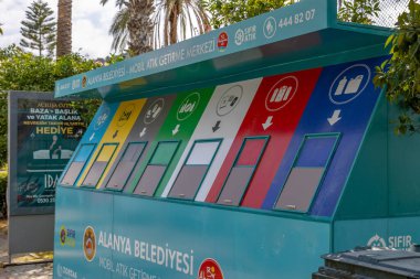 Alanya, Türkiye - 10 Ekim 2020: Türkiye 'nin güneyindeki Alanya tatil beldesi yolunda ayrımcılık çöp konteynerleri