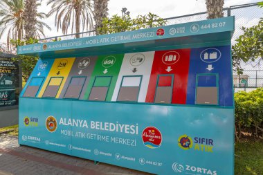 Alanya, Türkiye - 10 Ekim 2020: Türkiye 'nin güneyindeki Alanya tatil beldesi yolunda ayrımcılık çöp konteynerleri