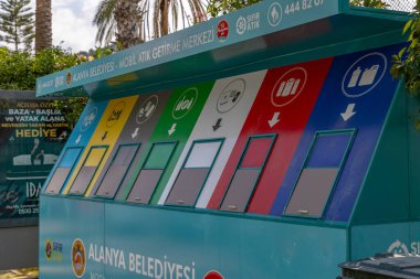 Alanya, Türkiye - 10 Ekim 2020: Türkiye 'nin güneyindeki Alanya tatil beldesi yolunda ayrımcılık çöp konteynerleri