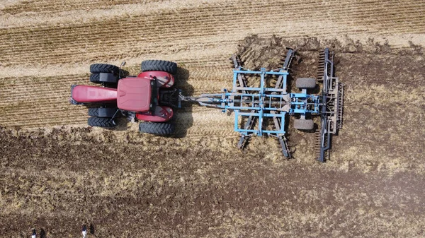 트랙터 나합류 수확기를 공중에서 밭에서 일하는 사람들이 있습니다 — 스톡 사진