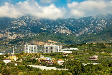 Dim Dağı 'nın manzarası ve camii olan bazı modern kulüp evleri. Alanya, Mahmutlar, Türkiye