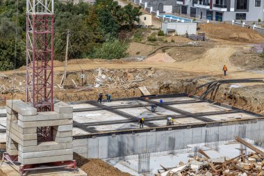 İnşaat alanındaki işçiler bir ev üssü geliştiriyorlar.