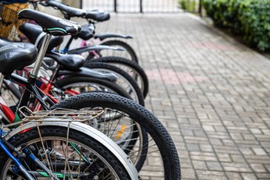 Avrupa 'da Bisiklet Otoparkı. Park halindeki bisiklet kuyruğu kaldırımda kiralık bisikletler. Yumuşak Odaklanma