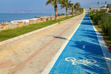 Özel bisiklet yolu işaretli bir deniz kıyısında bisiklet sürmek