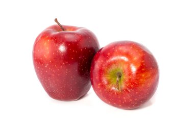 Beyaz arkaplanda kesilmiş bir çift kırmızı şef elması.