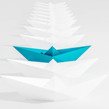Yenilikçi iş çözümleri kavramı. Bir grup beyaz kâğıt gemi bir yönde ve bir mavi kağıt gemiye önderlik ediyor.