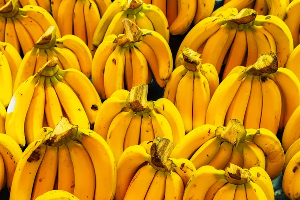 Banány Naskládané Trhu Jako Pozadí — Stock fotografie