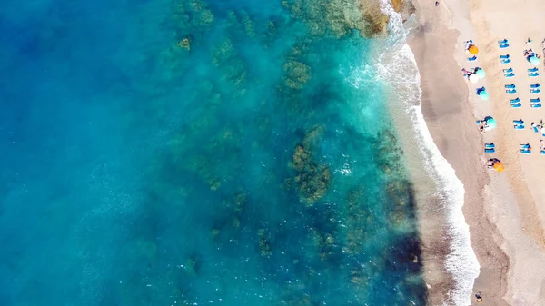 从无人机的角度来看海滩在加勒比海海滩附近 人们可以利用遮阳伞休息和晒日光浴 — 图库照片