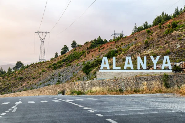 Yol tabelası Alanya otoyolda. Antalya 'daki Akdeniz Türkiye kentinin girişini gösteriyor